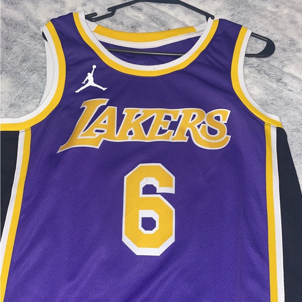 Men’s Jordan Dri -Fit Large LeBron James jersey (Lakers 2022)